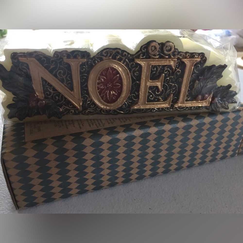 Avon Candle Centre  NOEL Christmas Candle New Unopened in Original Box